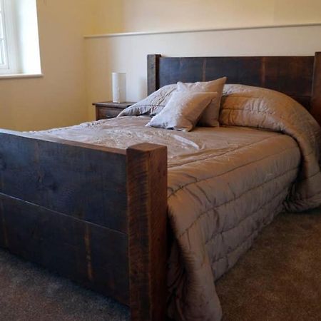 The Den Apartment Frome Bagian luar foto