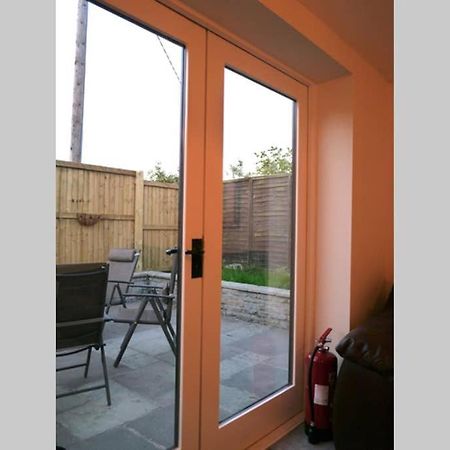 The Den Apartment Frome Bagian luar foto