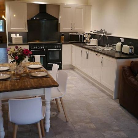 The Den Apartment Frome Bagian luar foto