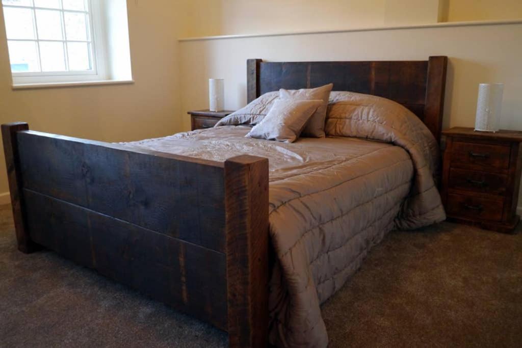 The Den Apartment Frome Bagian luar foto