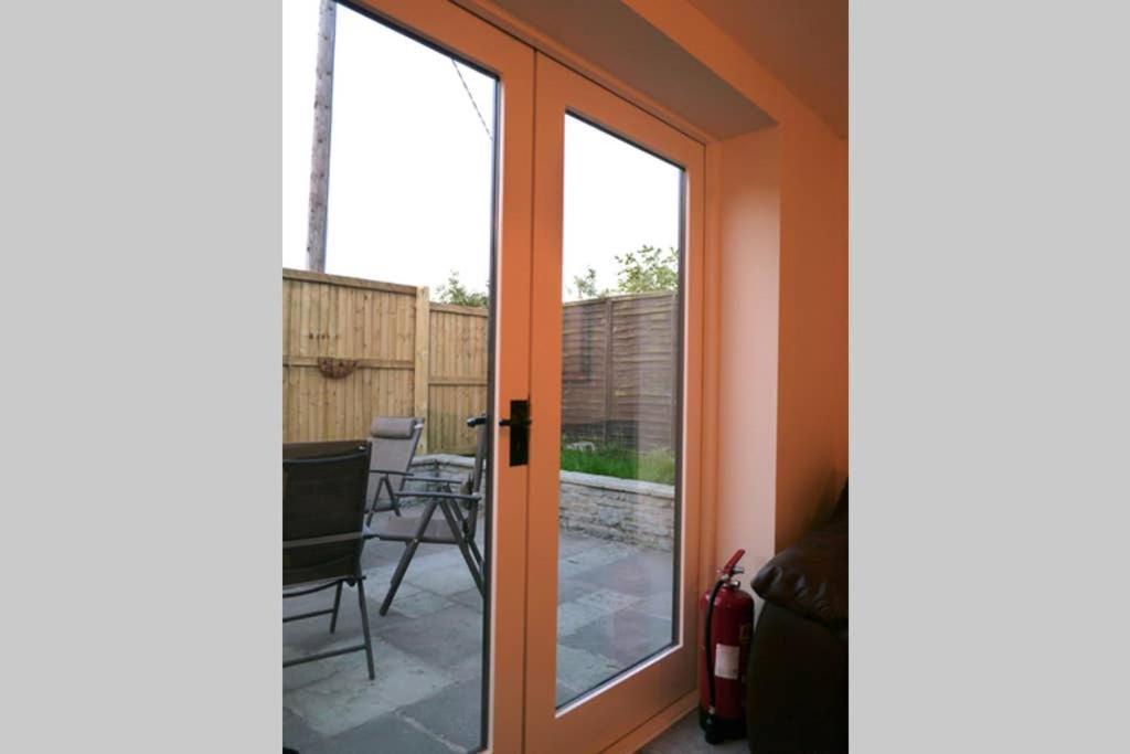 The Den Apartment Frome Bagian luar foto