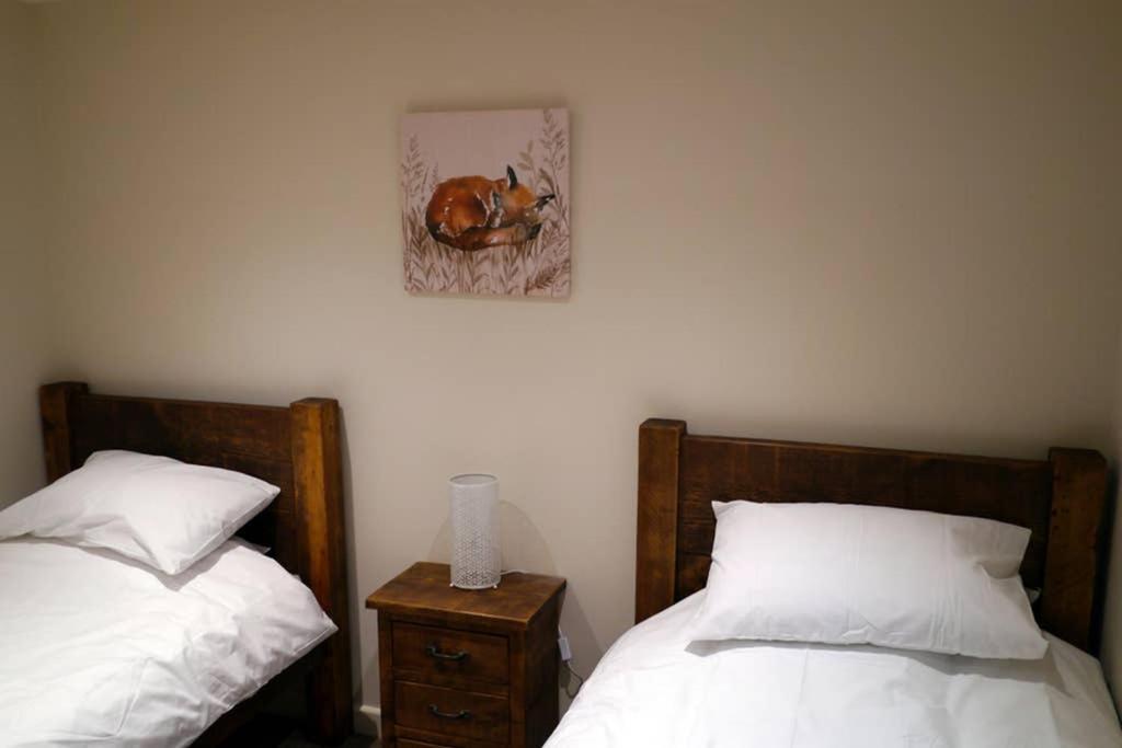 The Den Apartment Frome Bagian luar foto
