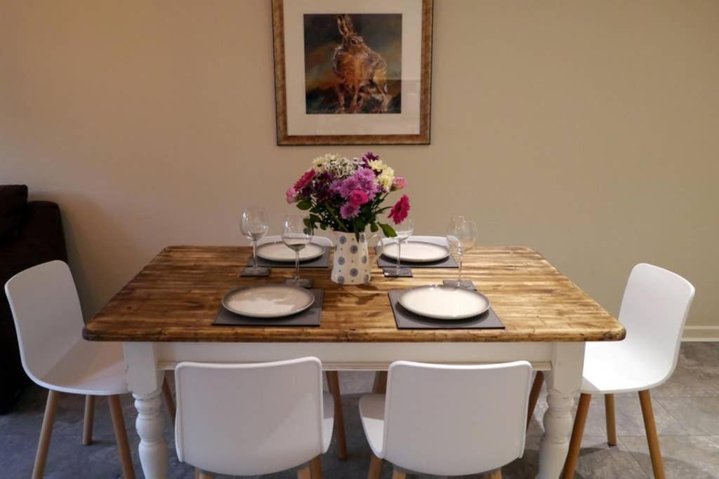 The Den Apartment Frome Bagian luar foto