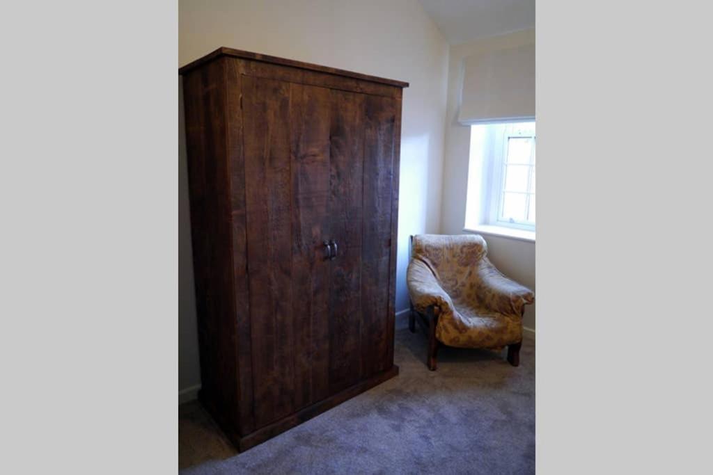 The Den Apartment Frome Bagian luar foto