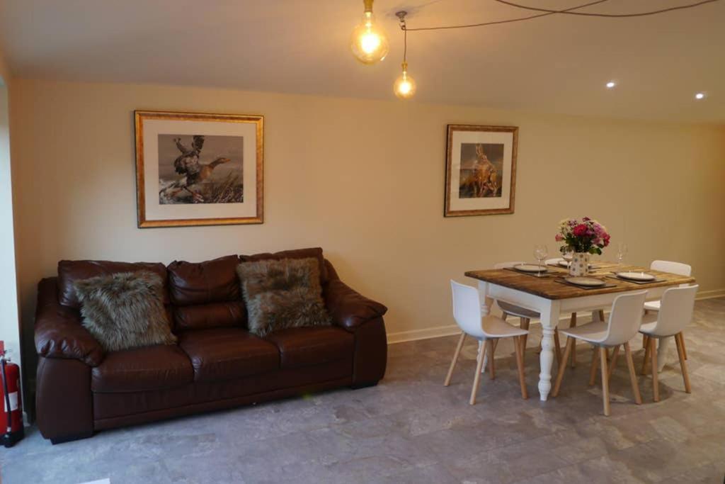 The Den Apartment Frome Bagian luar foto