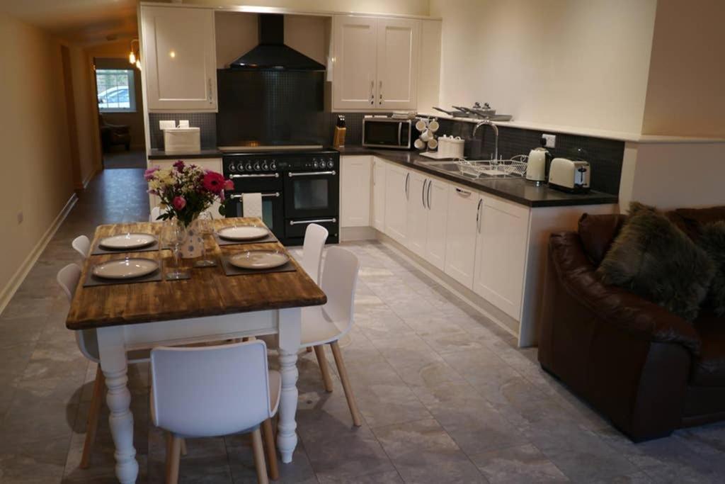 The Den Apartment Frome Bagian luar foto